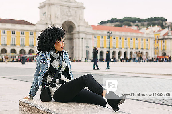 Junge Frau auf dem Stadtplatz in Lissabon  Portugal