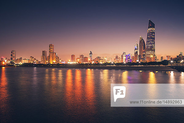 Skyline bei Sonnenuntergang in Kuwait-Stadt  Kuwait