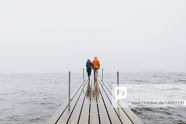 Paar auf der Seebrücke in Island