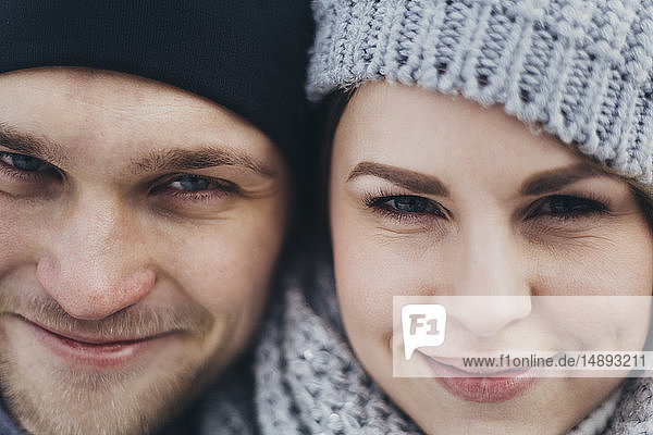 Porträt eines jungen Paares mit Wollmützen