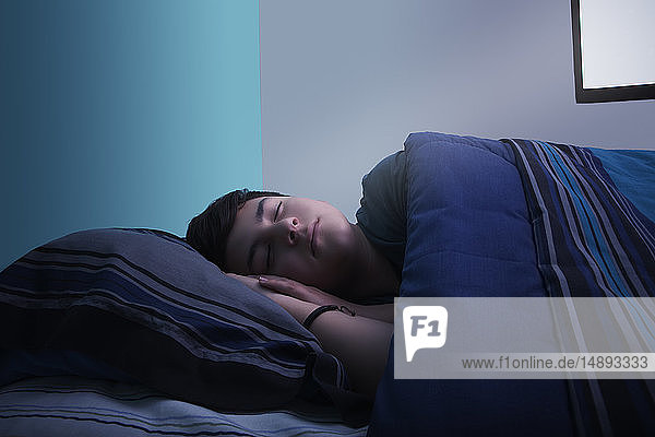 Schlafender Junge im Bett