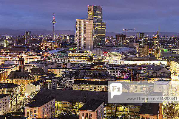 Stadtbild bei Sonnenuntergang in Frankfurt  Deutschland