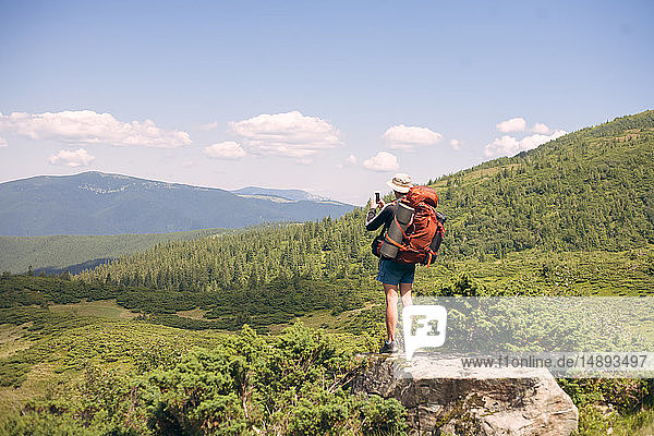 Mann beim Wandern im Karpatengebirge