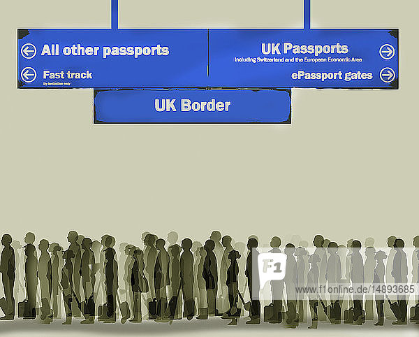Lange Schlange vor der Passkontrolle an der britischen Grenze