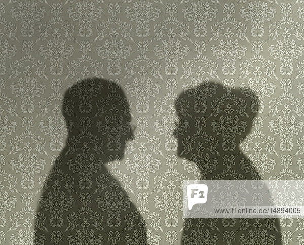 Schatten eines älteren Paares  das sich gegenseitig ansieht