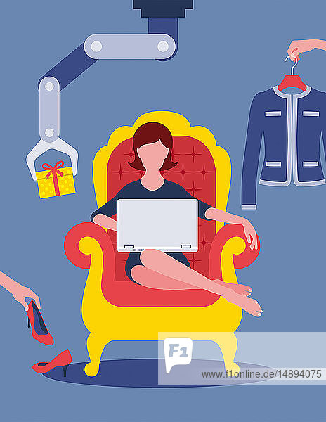 Frau kauft vom Sessel aus online Mode ein
