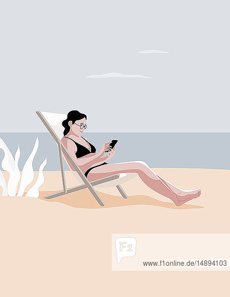 Frau entspannt sich am Strand und benutzt ein Smartphone