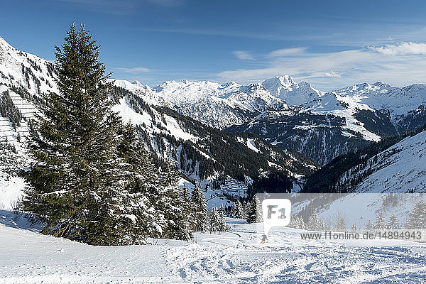 Österreich  Biosphärenpark Großes Walsertal  Lechquellengebirge  das Tal und die Nordtiroler Kalkalpen mit dem Gipfel der Roten Wand (2.704 m) vom Hahnenkopfle (1780 m)