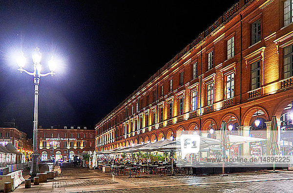 Europa; Frankreich; Midi-Pyrénées; Okzitanien; Toulouse; Toulouse Stadt; Cafés auf dem Place du Capitole; bei Nacht'