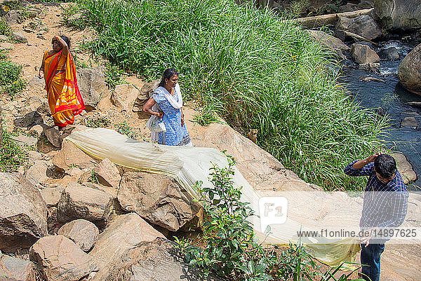 Asien  Sri Lanka  Nuwara Eliya  Freiluft-Wäscherei  Kotmale Oya Fluss