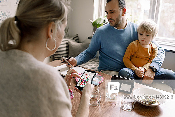 Familie nutzt zu Hause verschiedene Technologien