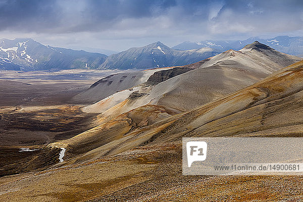 Blick auf regenbogenfarbenen Bimsstein  Lehm und Felsen im Tal der Zehntausend Rauche im Sommer  Buttress Range  Katmai National Park and Preserve; Alaska  Vereinigte Staaten von Amerika