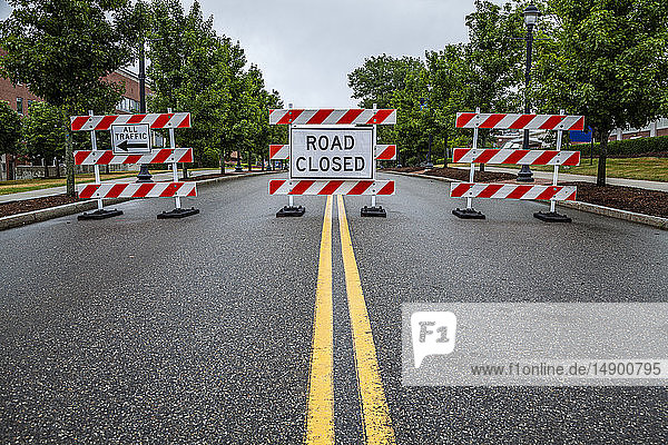 Doppelte gelbe Linie auf einer Straße mit Verkehrsschranken und dem Schild Road Closed ; Connecticut  Vereinigte Staaten von Amerika