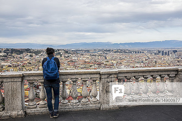 Frau genießt die Aussicht auf die Stadt Neapel vom Castel Sant'Elmo; Neapel  Italien