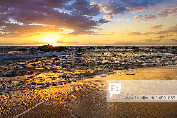 Ein goldener Sonnenuntergang mit Reflexion auf Sand am Ulua Beach; Wailea  Maui  Hawaii  Vereinigte Staaten von Amerika