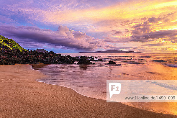 Dramatische Wolken während eines Sonnenuntergangs an einem einsamen Strand; Makena  Maui  Hawaii  Vereinigte Staaten von Amerika