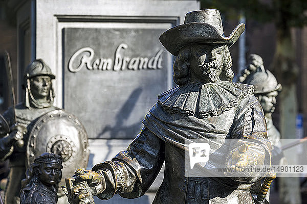 Nahaufnahme einer Bronzestatue von Rembrandt auf dem Stadtplatz (die Nachtwache); Amsterdam  Niederlande