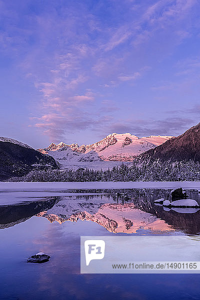 Mendenhall Lake bei Sonnenuntergang im Winter; Juneau  Alaska  Vereinigte Staaten von Amerika