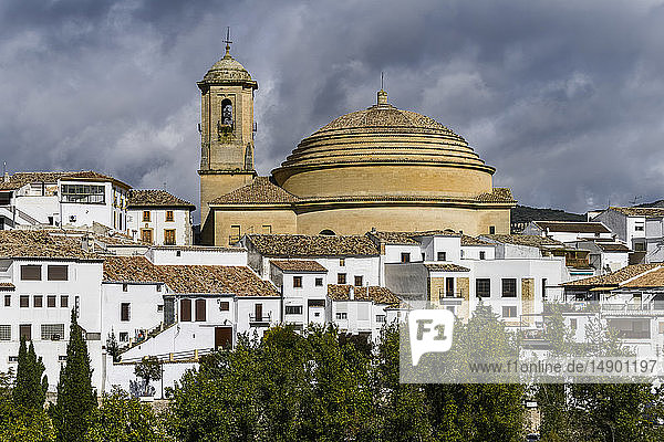 Glockenturm und Kuppeldach der Kirche Iglesia de la Encarnacion mit weißen Häusern darunter; Montefrio  Provinz Granada  Spanien