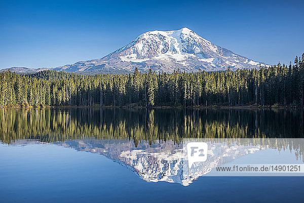 Mount Adams spiegelt sich im Takhlakh Lake  Gifford Pinchot National Forest; Washington  Vereinigte Staaten von Amerika