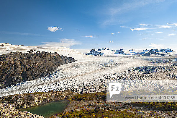 Der Harding Icefield Trail mit den Kenai Mountains  dem Exit Glacier und einem unbenannten See im Hintergrund  Kenai Fjords National Park  Kenai Peninsula  Süd-Zentral-Alaska; Alaska  Vereinigte Staaten von Amerika