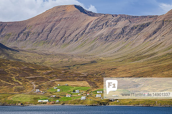 Kleines Dorf auf der Halbinsel Trollaskagi in der Nähe der Stadt Skagafjorour  Nordisland; Island