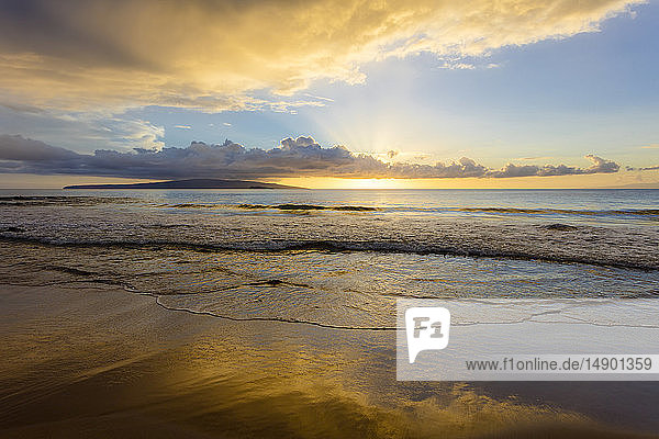 Goldene Reflexion eines Sonnenuntergangs auf Sand an einem einsamen Strand; Makena  Maui  Hawaii  Vereinigte Staaten von Amerika
