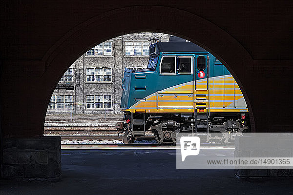 Personenzuglokomotive  eingerahmt von einem Bahnhofstor; Kitchener  Ontario  Kanada