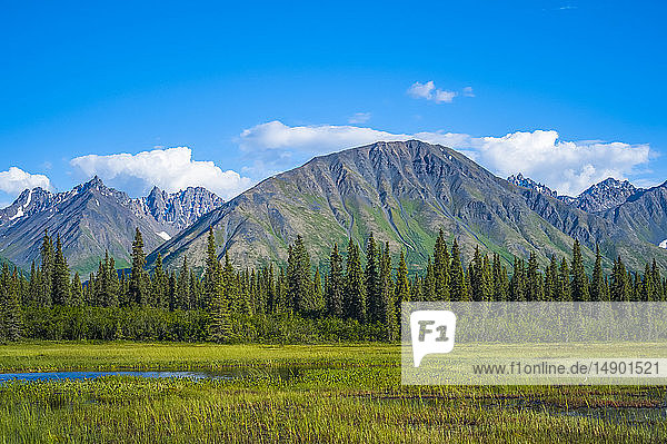 Wolken  die an einem sonnigen Sommertag über die Berggipfel in der Talkeetna Range in Süd-Zentral-Alaska ziehen; Alaska  Vereinigte Staaten von Amerika