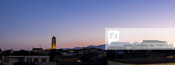 Skyline des Dorfes Benissanet bei Sonnenuntergang mit Silhouetten der Berge in der Ferne; Benissanet  Tarragona  Katalonien  Spanien