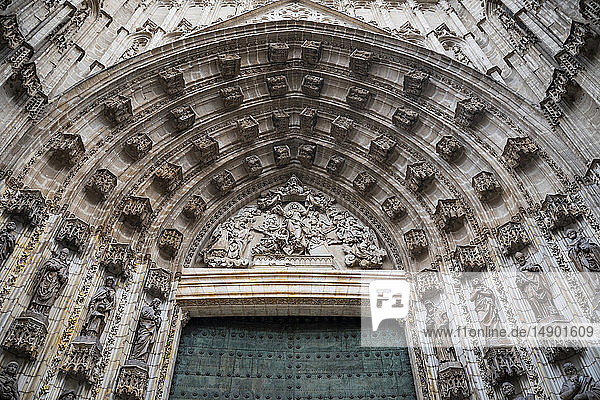 Schnitzereien um das Hauptportal  Tür der Mariä Himmelfahrt  Kathedrale von Sevilla; Sevilla  Spanien