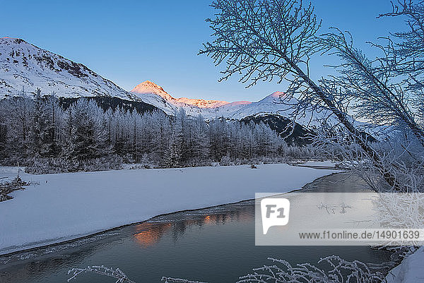 Alpenglühen auf den Berggipfeln im Portage Valley bei Sonnenuntergang an einem mittleren Winterabend in Süd-Zentral-Alaska; Alaska  Vereinigte Staaten von Amerika
