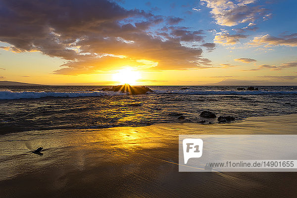 Ein goldener Sonnenuntergang am Ulua Beach mit Welle; Wailea  Maui  Hawaii  Vereinigte Staaten von Amerika
