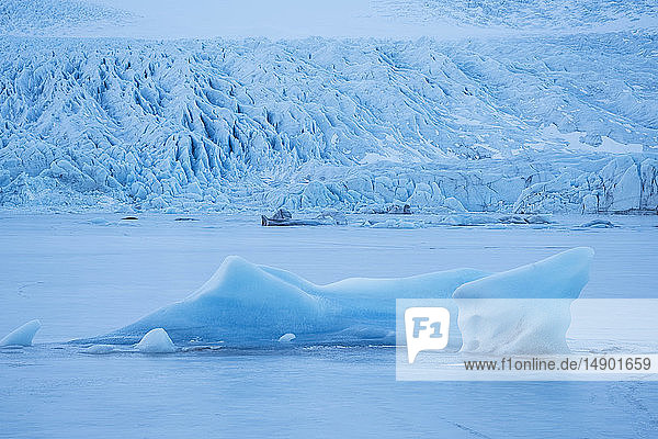 Gletscher an der Südküste Islands  an dessen Fuß Eisberge in die Lagune eingefroren sind; Island