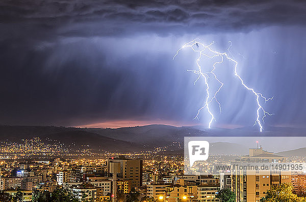 Gewitterhimmel und Blitze über einer nächtlichen Stadt; Cochabamba  Bolivien