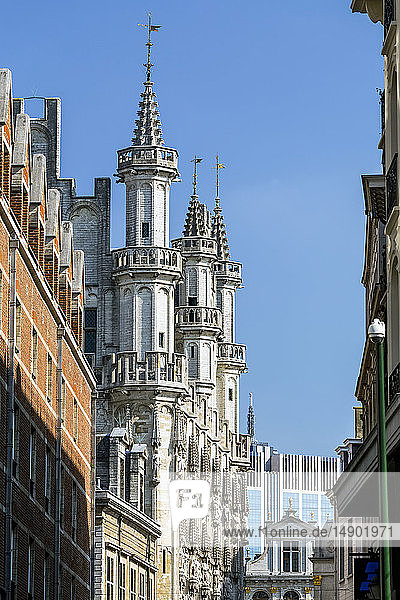 Hohe Gebäudetürme auf dekorativem Gebäude mit blauem Himmel; Brüssel  Belgien