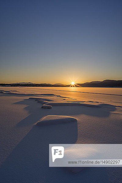 Winternachmittag am Mendenhall Lake; Juneau  Alaska  Vereinigte Staaten von Amerika