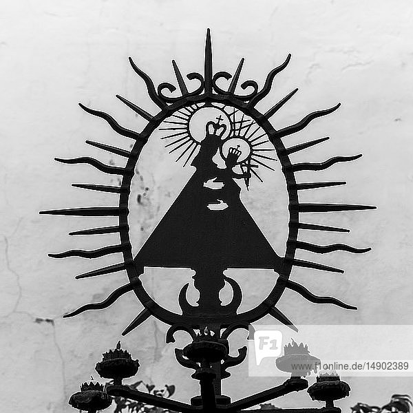 Religiöse  symbolische Metallkunst auf einem Kerzenständer; Cordoba  Andalusien  Spanien