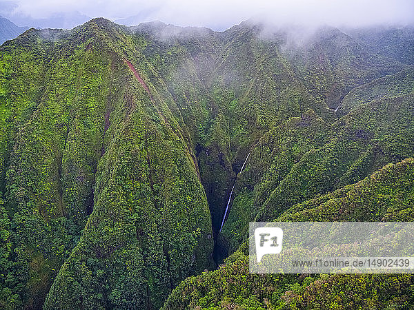 Luftaufnahme der üppigen Berge  die Oahu umgeben; Oahu  Hawaii  Vereinigte Staaten von Amerika