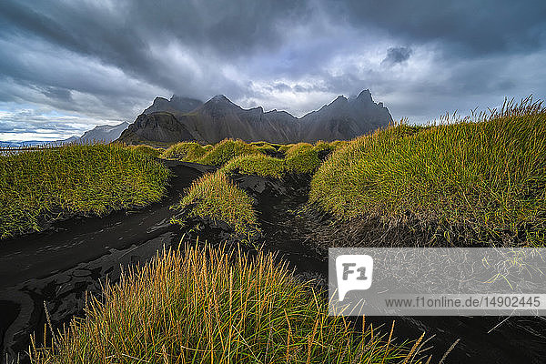 Beeindruckende Landschaft  bekannt als Stokknes oder Vestrahorn  entlang der Südostküste Islands; Island