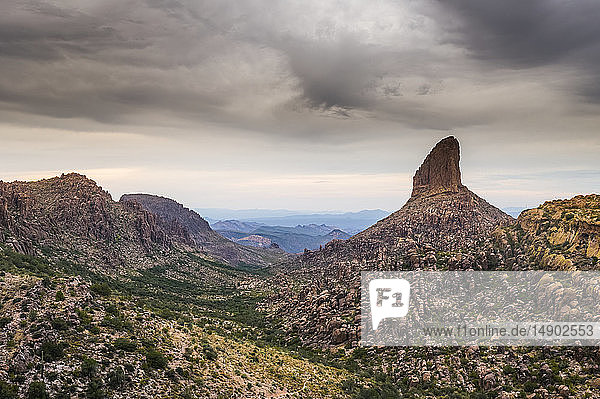Weavers Needle im Superstition Mountains National Monument in Zentral-Arizona an einem bewölkten Herbsttag; Arizona  Vereinigte Staaten von Amerika