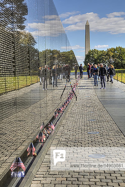 Menschen an der Mauer  Vietnam-Veteranen-Denkmal; Washington D.C.  Vereinigte Staaten von Amerika