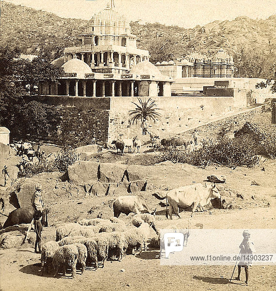 Viktorianische Stereokarte von ca. 1900  historisches Gesellschaftsbild. Diwara-Tempel  Jain-Tempel  auf dem fast unzugänglichen Mount Abu; Indien