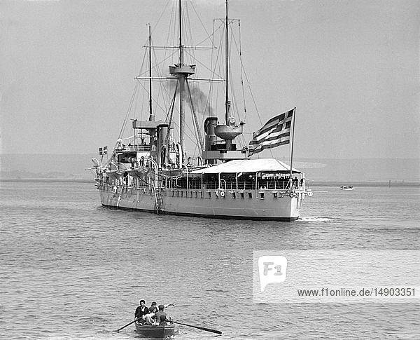 Glasnegativ 1900  viktorianische Ära. Griechischer Panzerjäger Psara in Spithead  1902. Ruderboot mit Kindern im Vordergrund