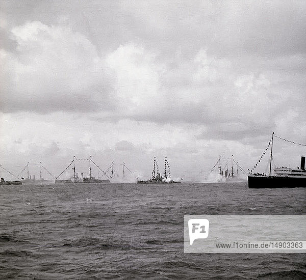 negativ 1900  Viktorianisches Zeitalter. Schlachtschiffe  die bei der Krönungsrevue König Georgs V. in Spoithead 1911 Kanonen abfeuern