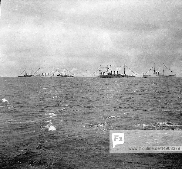 Negativ 1900  Viktorianisches Zeitalter  Schlachtschiffe auf See  die sich bei der Krönungsrevue König Georgs V. in Spithead 1911 einen Schusswechsel liefern