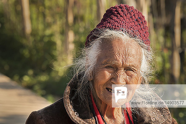 Porträt einer älteren Thailänderin in der Region Dog And Khang; Bezirk Fang  Provinz Chiang Mai  Thailand