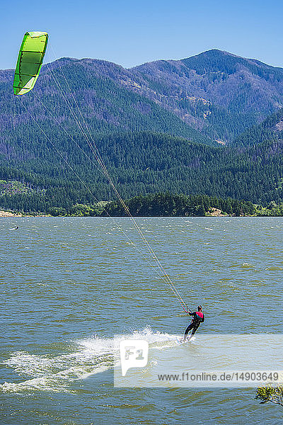 Kitesurfer im Wind auf dem Columbia River bei Stevenson; Washington  Vereinigte Staaten von Amerika