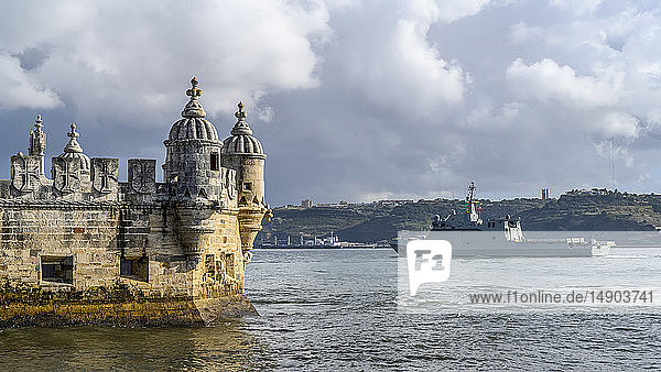Schiff vorbei an historischer Architektur am Ufer des Tejo; Lissabon  Region Lisboa  Portugal