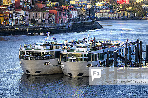 Schiffe im Douro-Fluss  Ribeira  Portos Flussviertel; Porto  Portugal